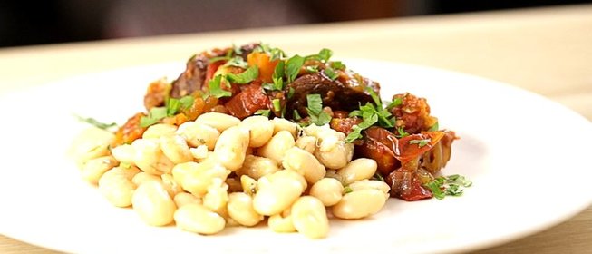 Фасоль в тосканском стиле с добавлением чеснока и шалфея