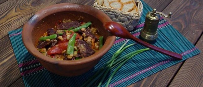 Рагу из бастурмы с фасолью, баклажанами и «дамскими пальчиками»