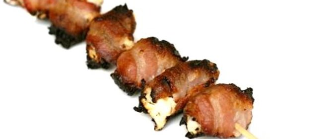 Закуска из фаршированных фиников с беконом