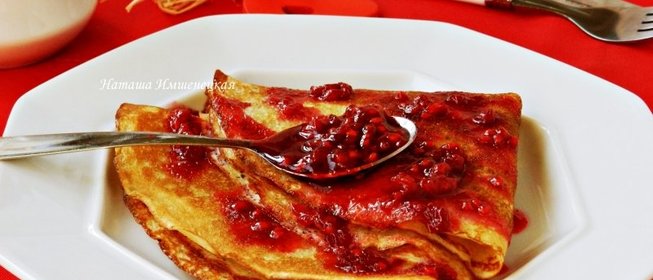 Тонкие дрожжевые блины с ягодным соусом
