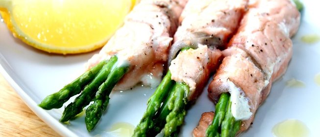 Закуска из спаржи с лососем