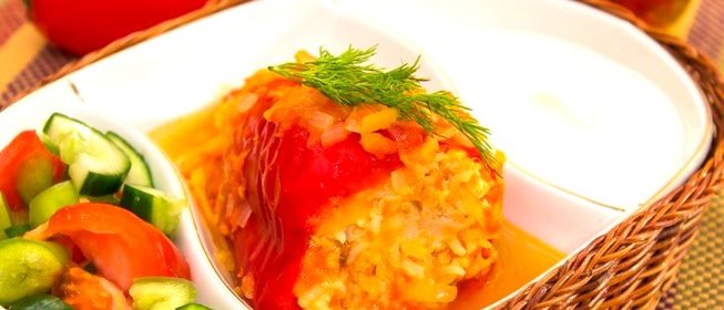 Перец, фаршированный индейкой, тушенный в помидорах