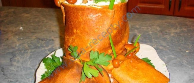 Грибной салат Пенек с опятами и ветчиной и блинами