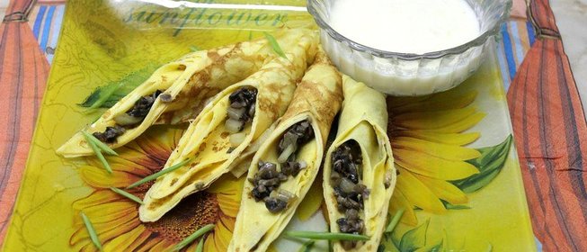 Блинчики грибные под соусом