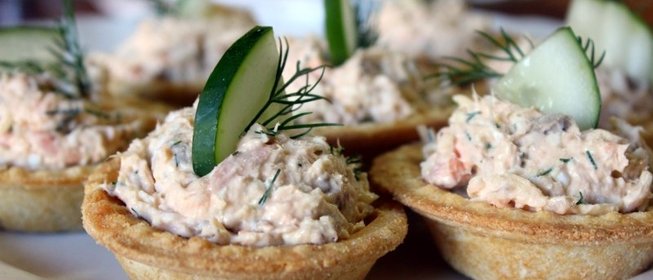 Тарталетки с красной рыбой и сыром