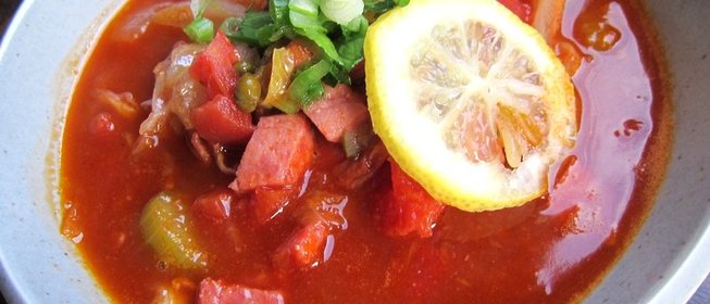 Солянка с оливками и колбасой