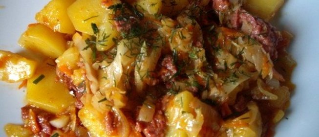 Картофель тушеный с тушенкой