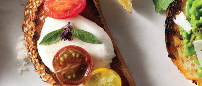 Кростини с томатами, базиликом и моцареллой