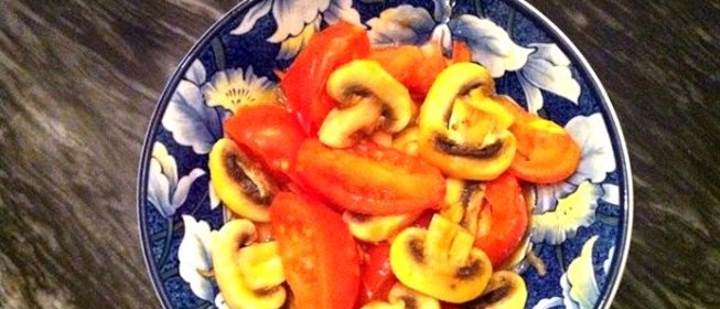 Жареные грибы с помидорами