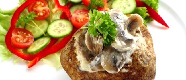 Печеный картофель со сливочным соусом из грибов, бекона и зеленого перца
