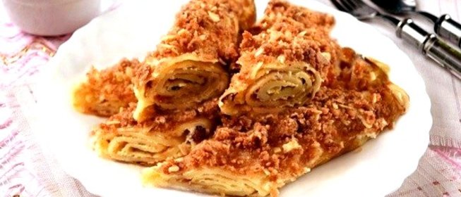 Блинные рулетики с творогом и крошкой