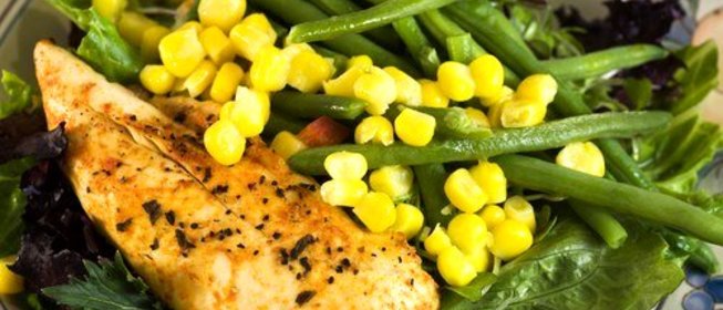 Фаршированная маскарпоне и эстрагоном курица с рагу из фасоли и бекона