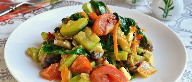 Овощное рагу со шпинатом, грибами и брынзой на сковороде