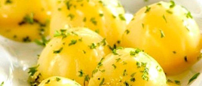 Вареная картошка с зеленью