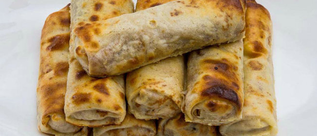 Блины с начинкой из молочного риса, запеченные в сметане