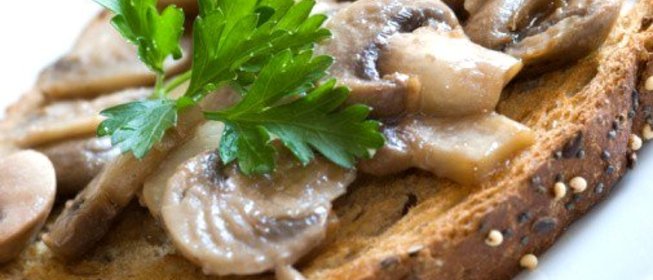 Теплые канапе с грибами, жареным луком и пармезаном