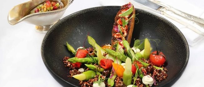 Зеленая спаржа по-арлезьенски с киноа и оливками