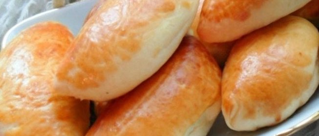 Салат с курицей, грибами и яичным блинчиком