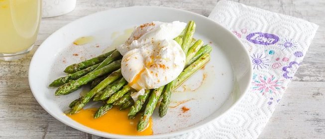 Спаржа с яйцом-пашот