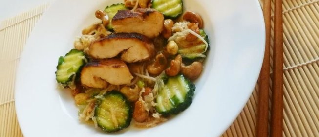 Салат с курицей, кешью и лаймом