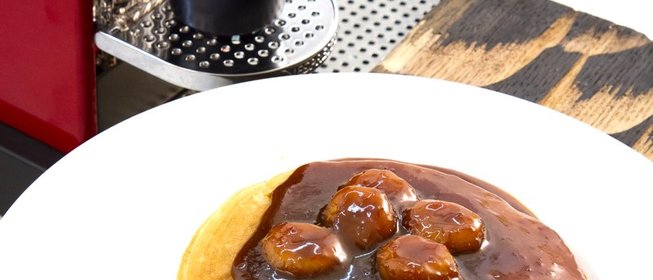 Кефирные оладьи с бананом в карамельном соусе