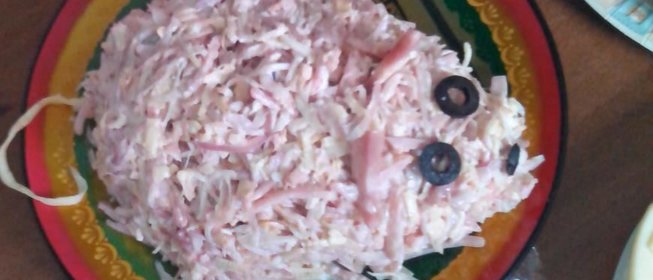 Салат Мышка с ветчиной, маринованным луком и яично-крахмальными блинчиками