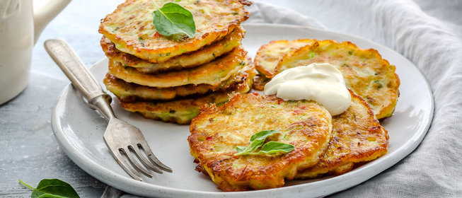 Пышные оладьи из кабачков с базиликом