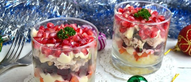 Салат с курицей, орехами и гранатом