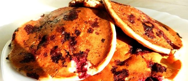 Овсяные оладьи с черной смородиной