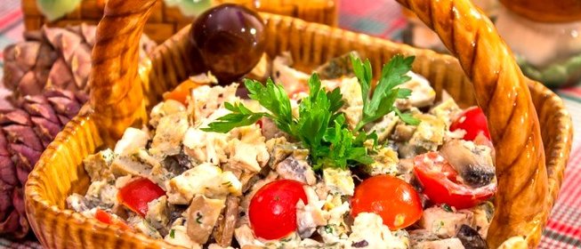 Салат с запеченным куриным филе, блинчиками и грибами