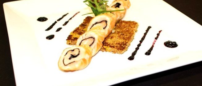 Рулет из лосося на подставке из блинчика с апельсинами и соусом из черники и имбиря