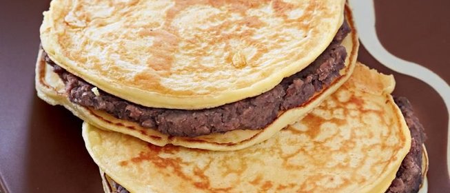 Сладкая паста из фасоли на блинчиках