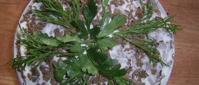 Печеночный салат с яйцом сыром и чесноком