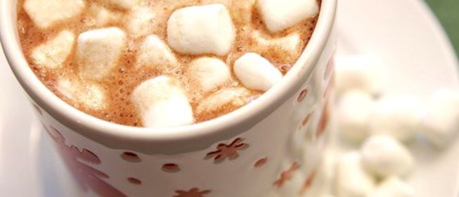 Густой горячий шоколад со взбитыми сливками и зефиром