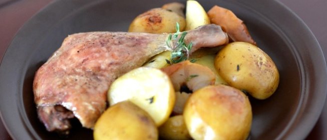 Утиные окорочка с яблоками в духовке