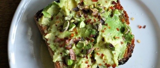 Тост с авокадо и хлопьями чили
