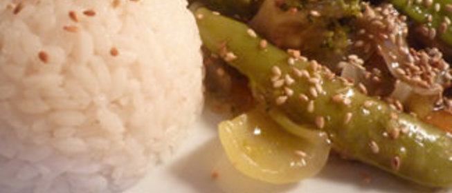 Овощное рагу со стручковым горошком в азиатском стиле