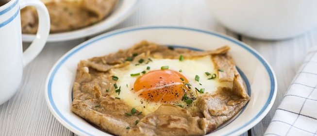 Бретонские блины с ветчиной и яйцом