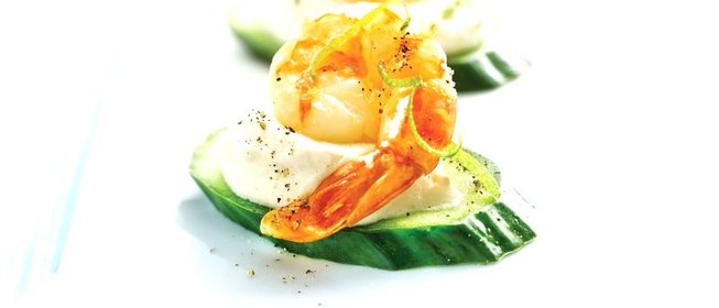 Канапе с креветками и огурцом