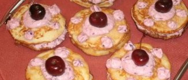 Яблочные оладьи с творожно-ягодным кремом