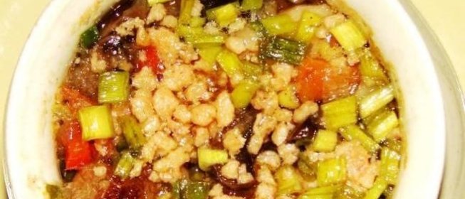 Картофель с овощами в горшке