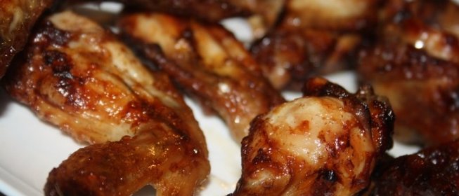 Острые куриные крылышки на мангале на шампурах