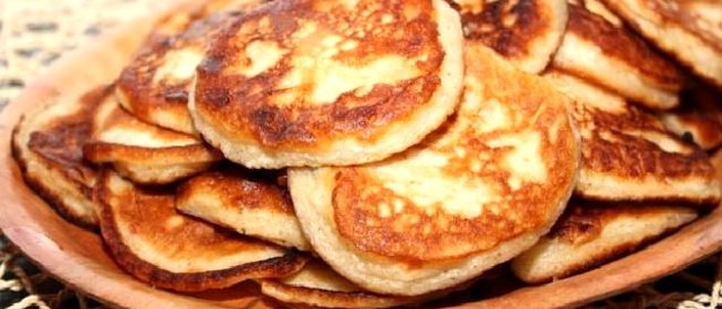 Манные оладьи с яблоками и изюмом