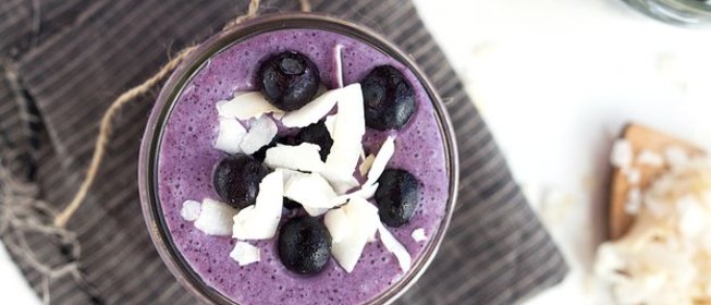 Смузи с черникой, кокосом и лаймом