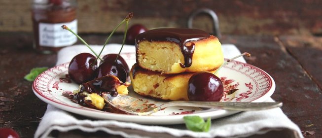 Ванильные сырники с шоколадным соусом и черешней