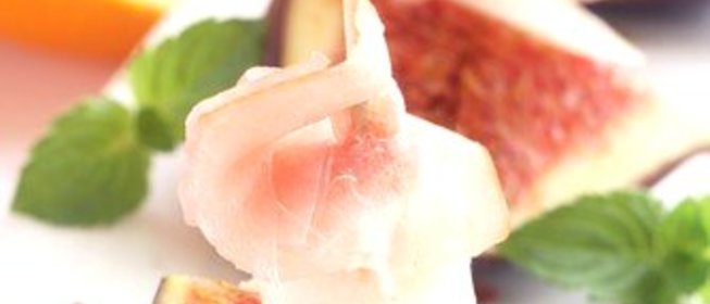 Черный инжир с козьим сыром, завернутый в прошутто