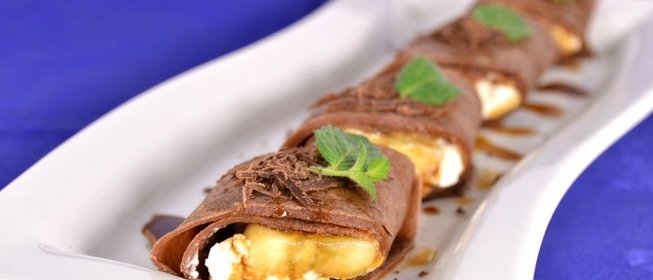 Шоколадные блинчики с творогом, бананом и кофейным сиропом