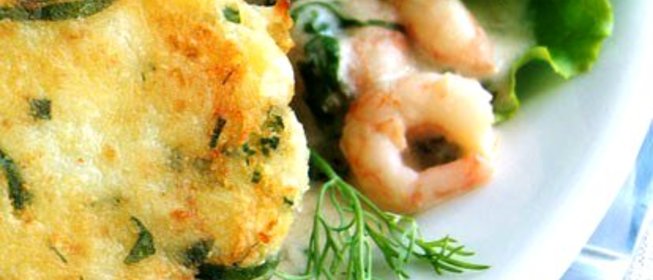 Салат с креветками и блинчиками из пармезана