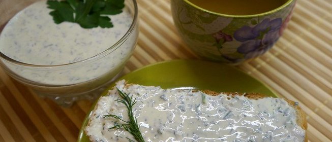 Соленый творог с зеленью