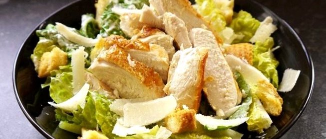 Простой салат с куриной грудкой